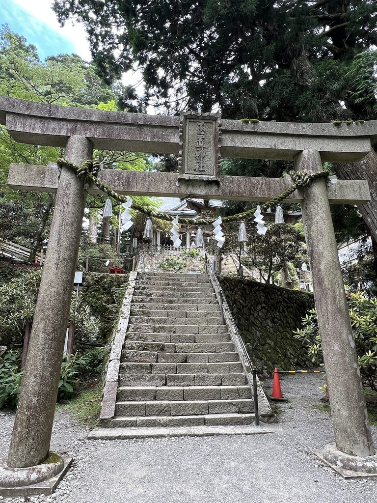 二千年以上の歴史を持つと伝わる日本屈指の古社である玉置神社の本殿と鳥居