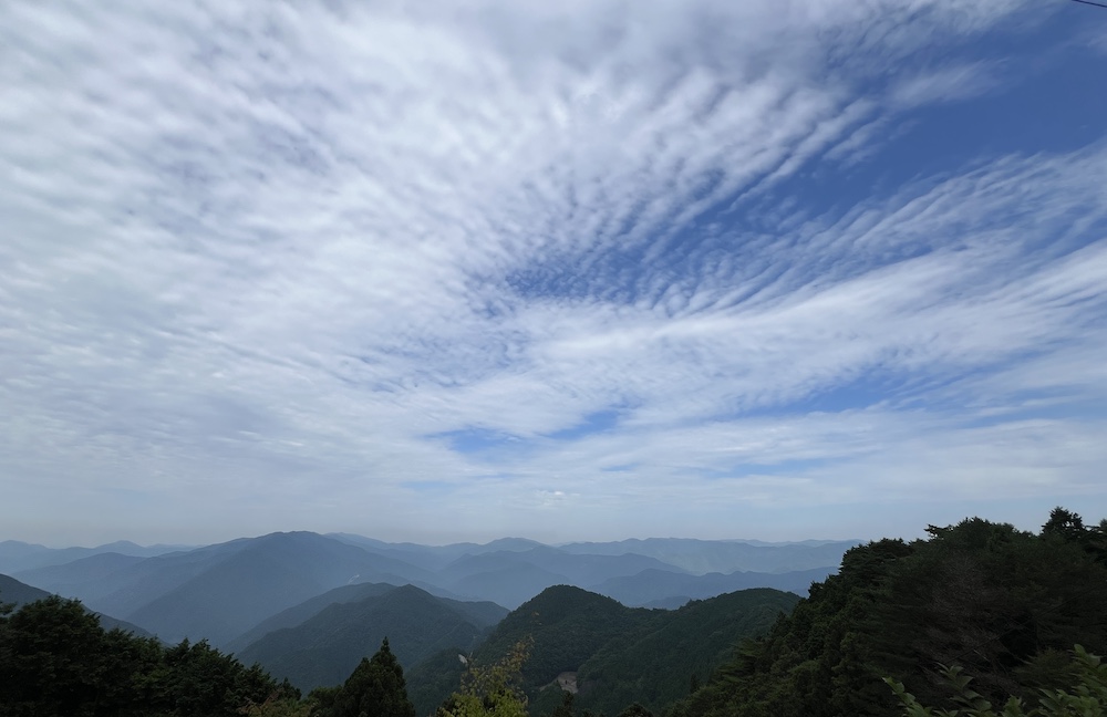 玉置神社から見える山々の景色の写真