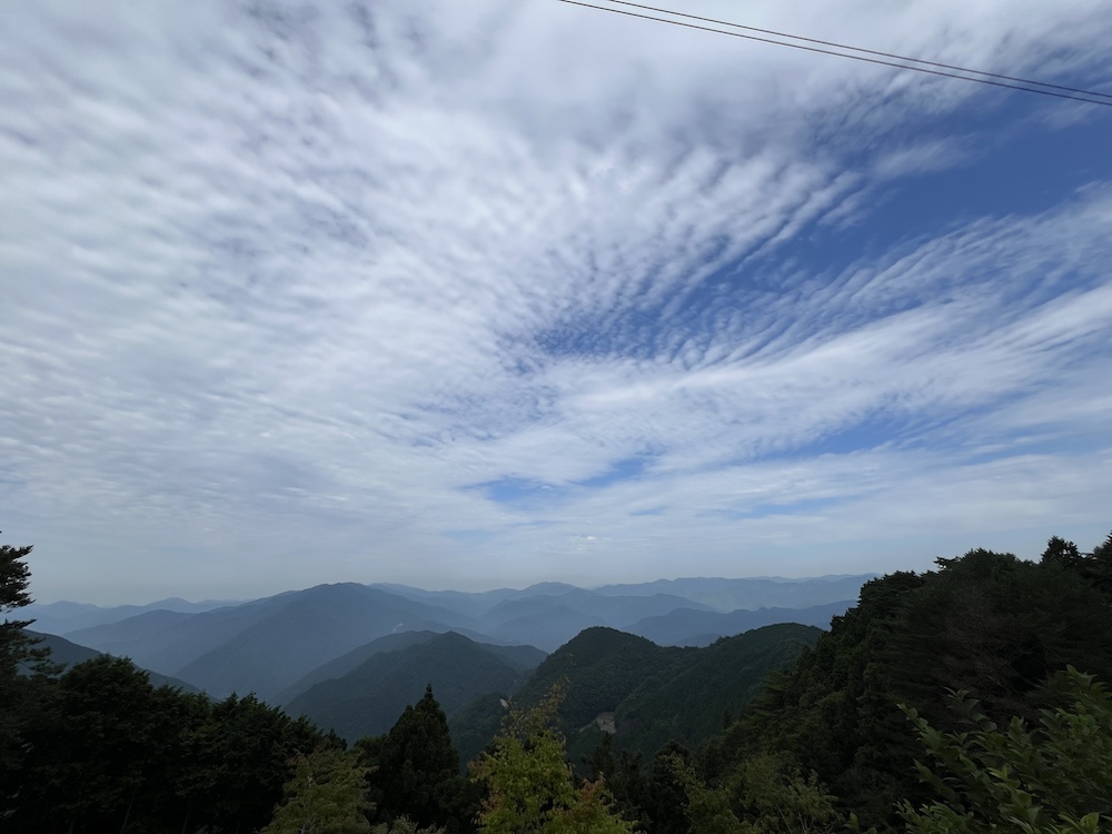 玉置神社の駐車場から眺める山々の写真