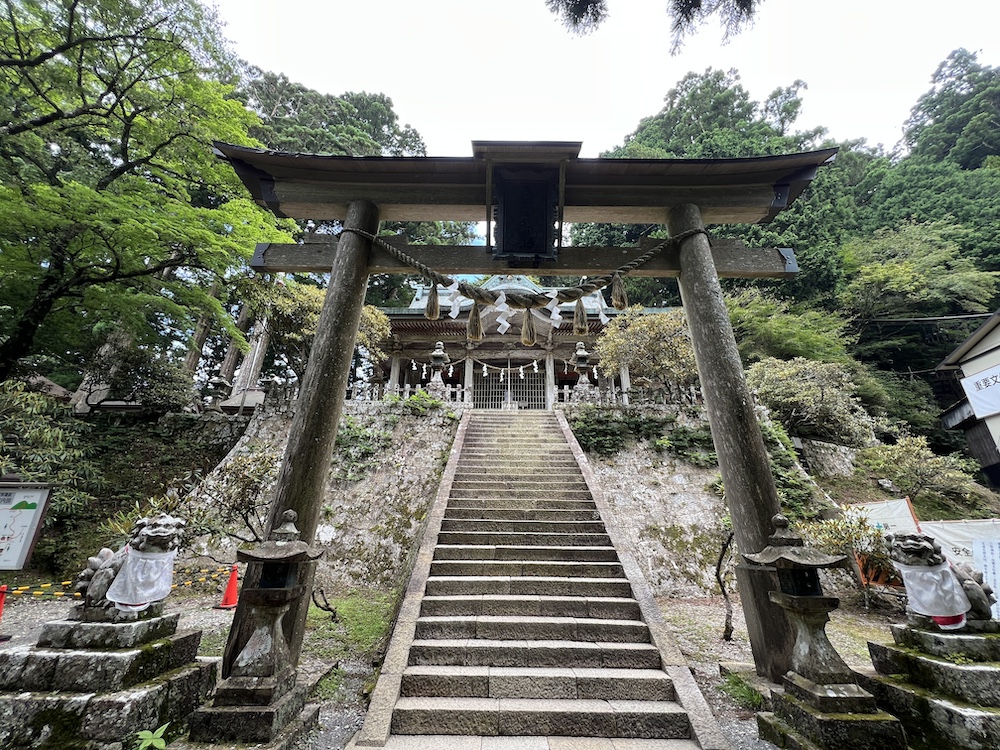 玉置神社の鳥居越しに眺める本殿の写真